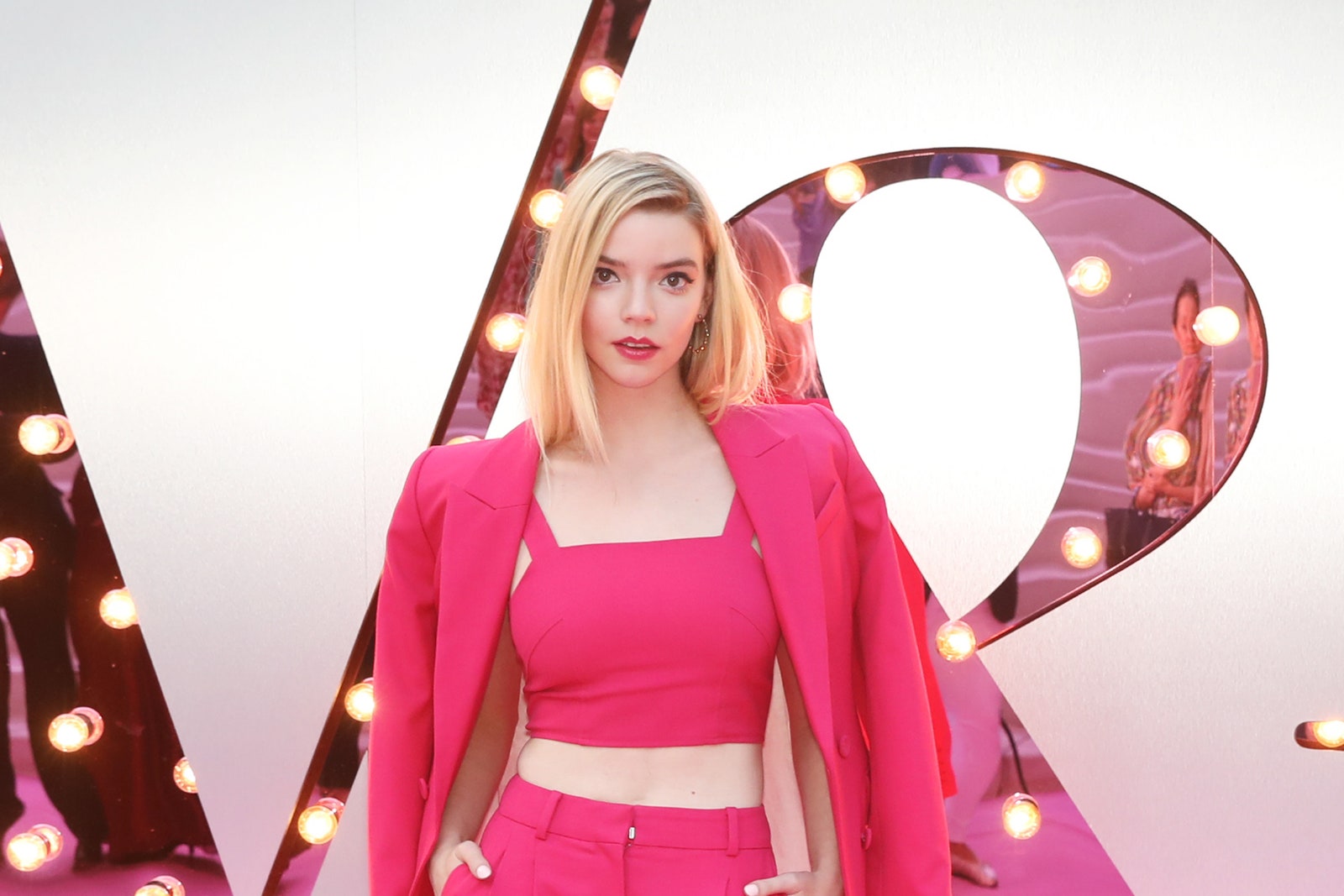 Anya Taylor-Joy estilo traje rosa fucsia Museo Victoria&Albert Londres y Harrods, 2018