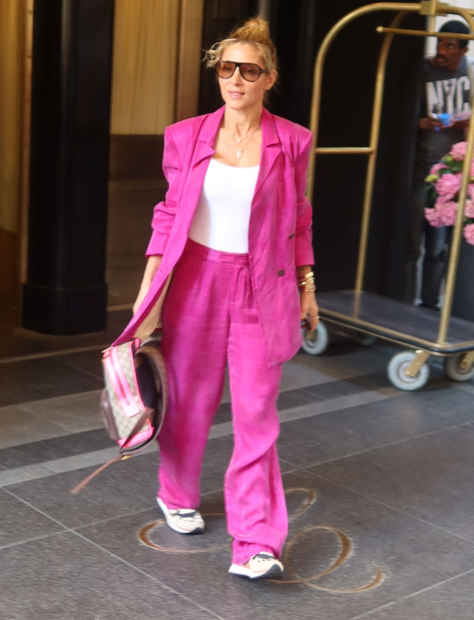 Elsa Pataky con un traje rosa con zapatillas