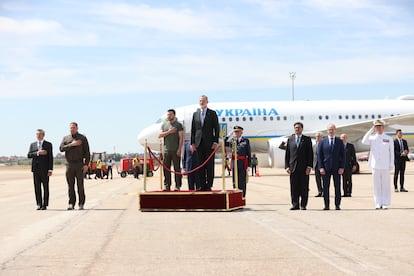 El presidente ucranio, Volodímir Zelenski, junto al rey Felipe VI escuchan el himno nacional de Ucrania, a su llegada a Madrid este lunes. 
