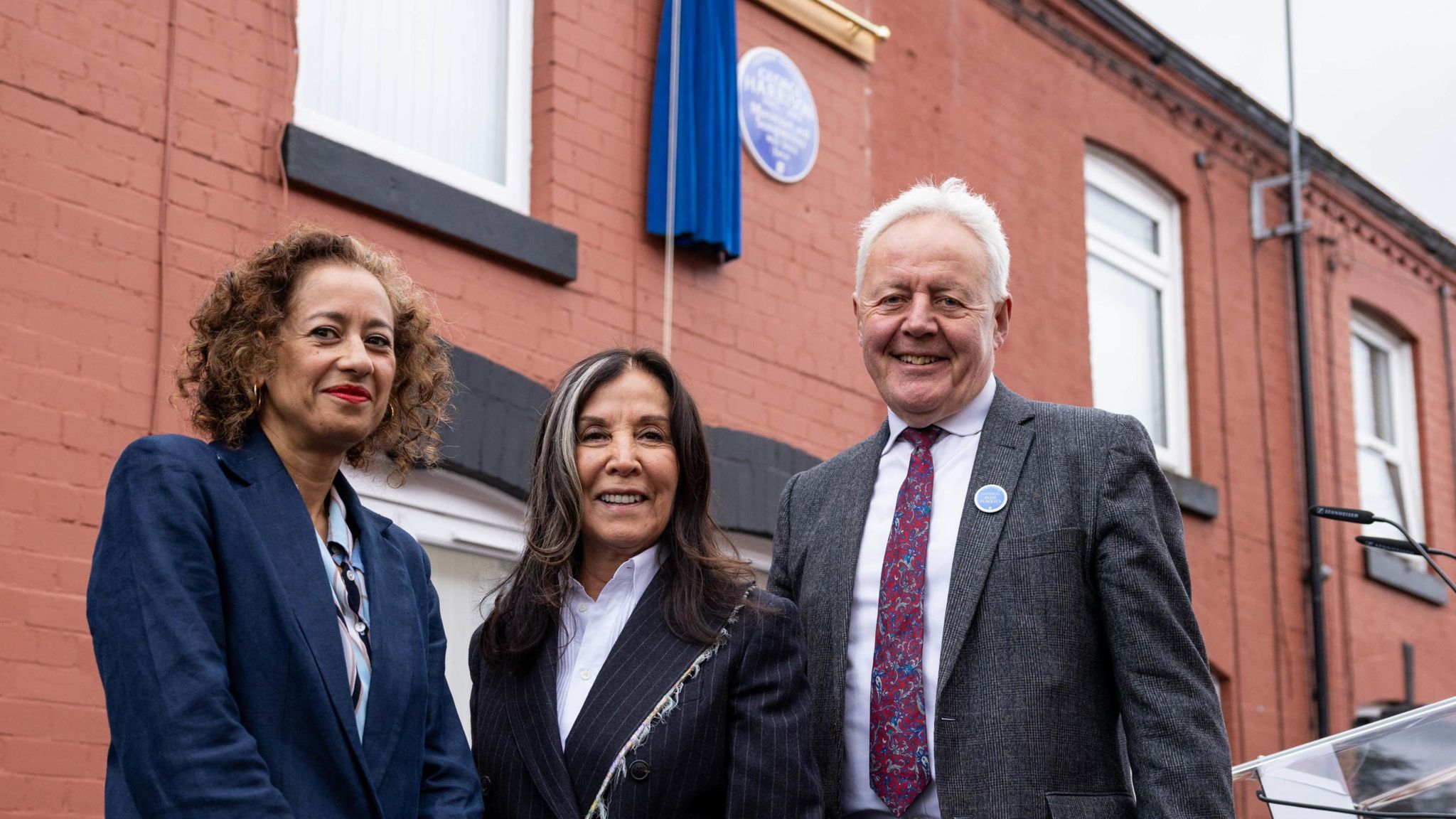 George Harrison: Blue plaque unveiled at Beatles icon's childhood home - BBC News