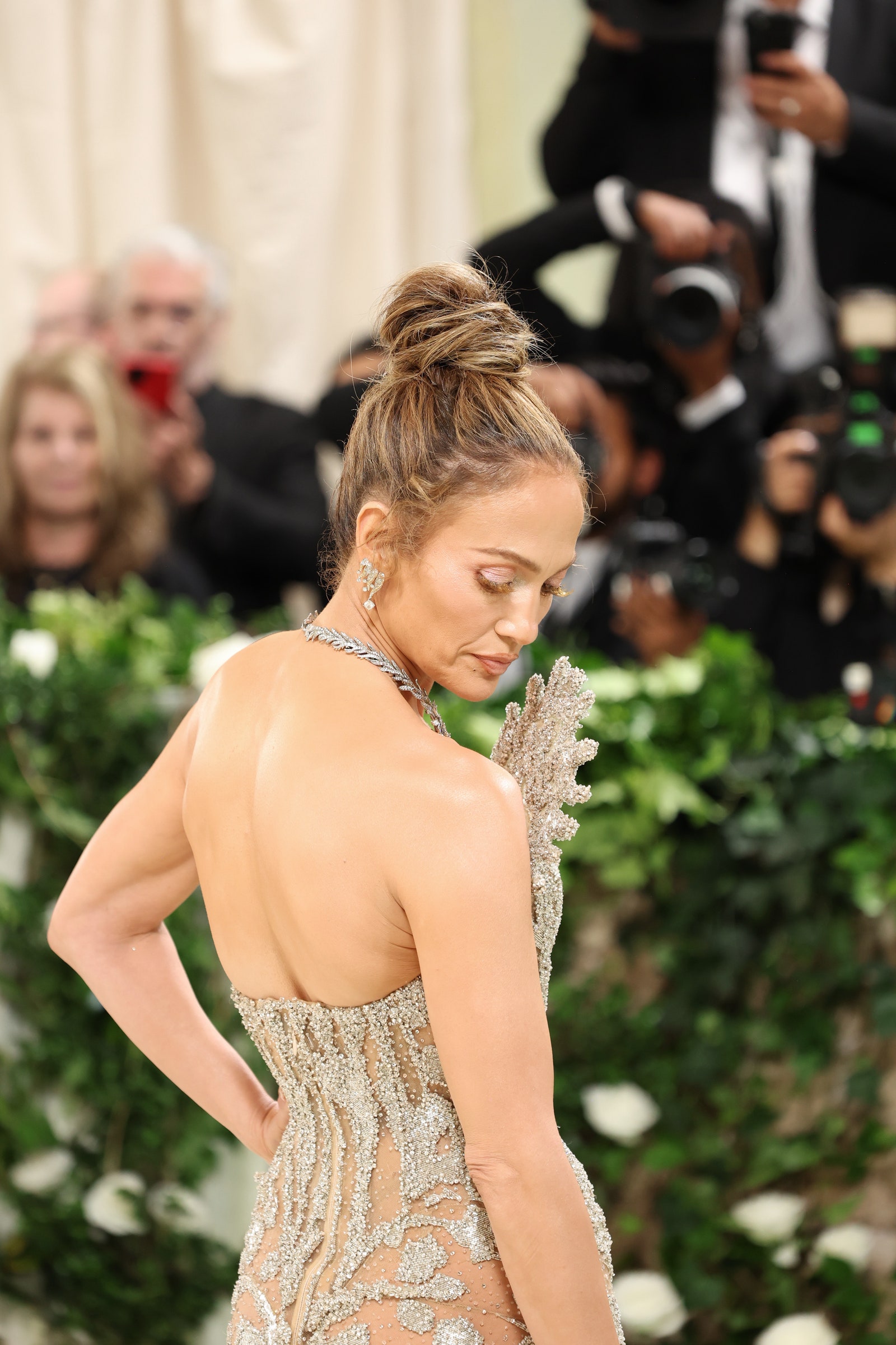 jennifer lopez en la alfombra roja de la met gala 2024