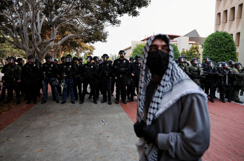 La policía dispersa una nueva protesta propalestina en la Universidad de California Irvine | Internacional