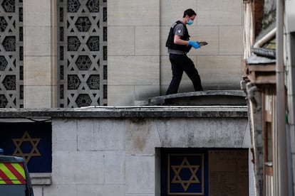 Un agente de la policía forense investiga en la sinagoga de Ruan tras el ataque, este viernes. 