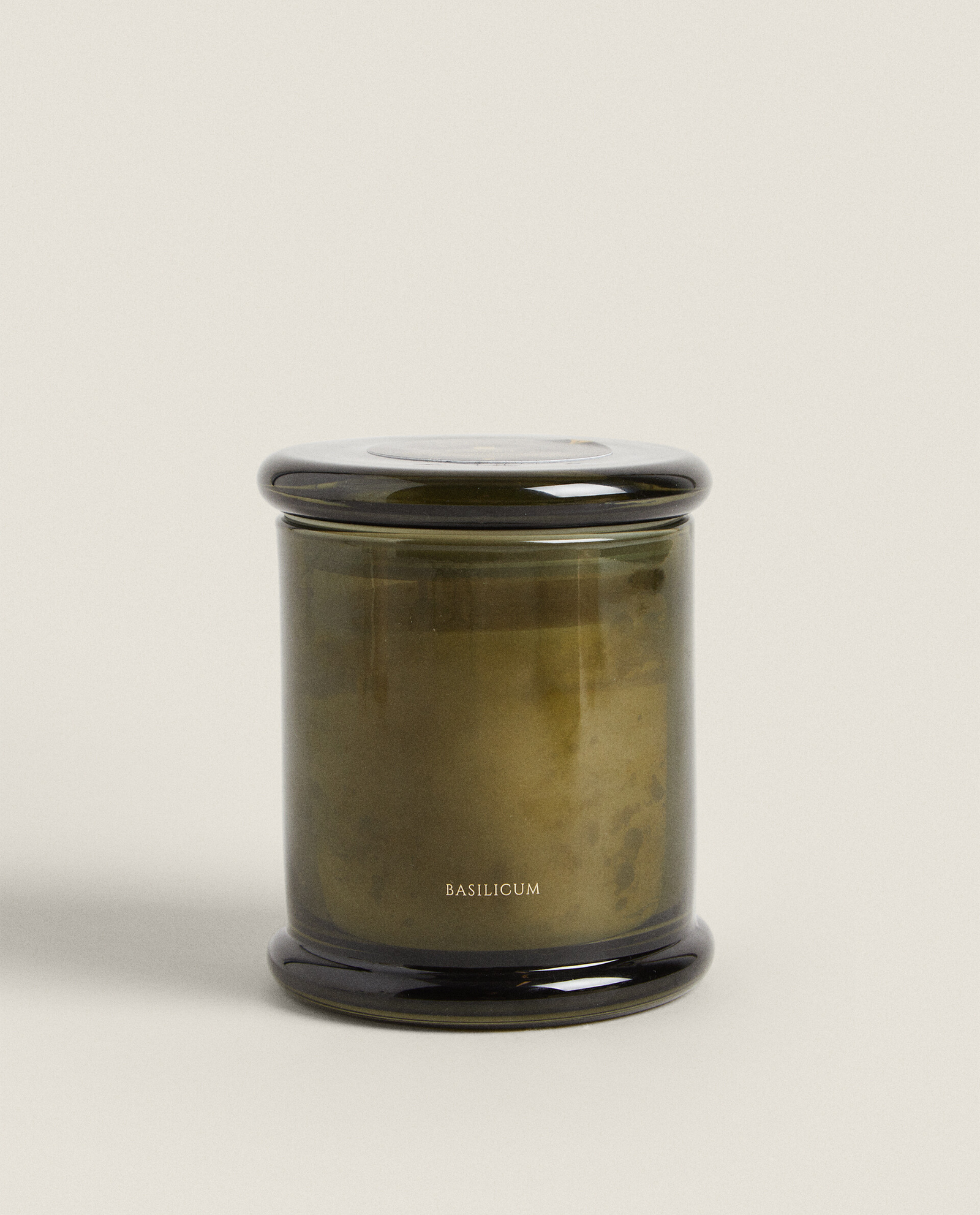 La vela de Zara Home con olor a albahaca cuya fragancia dura ms que la de cualquier ambientador