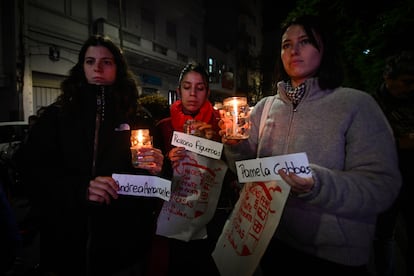 Tres mujeres sostienen los nombres de las víctimas de lesbicidio en la Plaza Colombia, en Buenos Aires, este 13 de mayo.