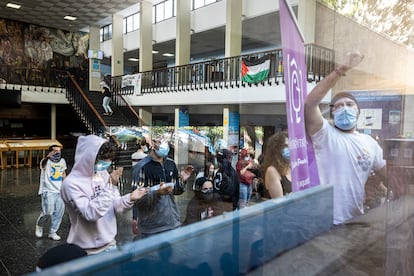 Estudiantes encerrados dentro de la facultad de Filosofía y Ciencias de la Educación, este jueves en Valencia. 
