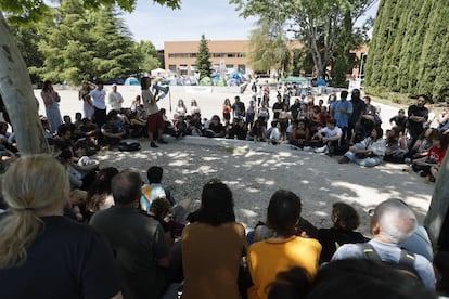 Los estudiantes acampados en Ciudad Universitaria, durante una asamblea de urgencia convocada al medio día de este viernes.