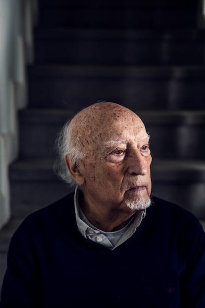 El escritor Manuel Vicent, en su casa en Madrid a principios de mayo. 