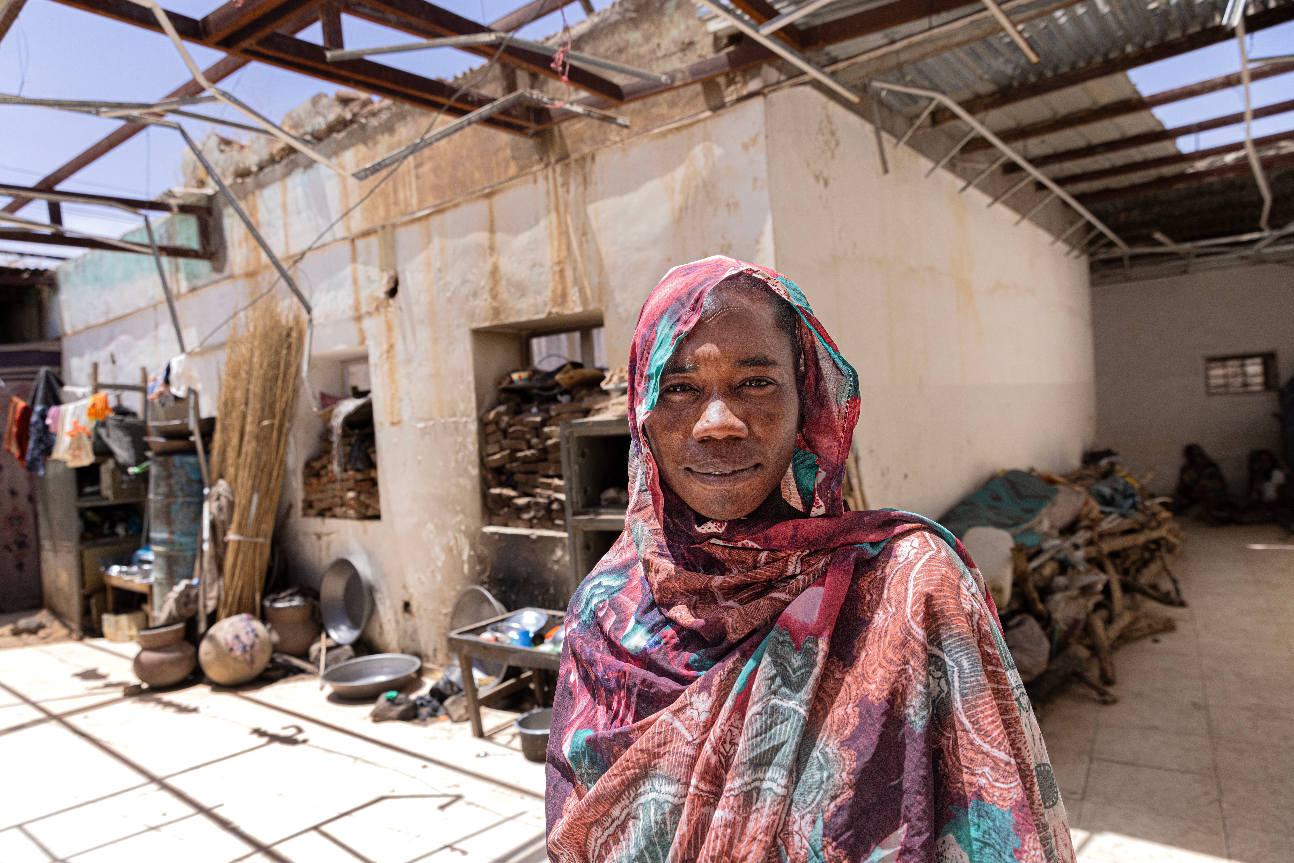 La sudanesa Najwa, de 30 años, vive con sus tres hijos en un banco saqueado de la ciudad de Zalingei, capital de Darfur Central.