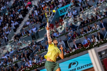 El tenista español Carlos Alcaraz, durante su partido de octavos de final del Mutua Madrid Open disputado este martes en las instalaciones de la Caja Mágica.