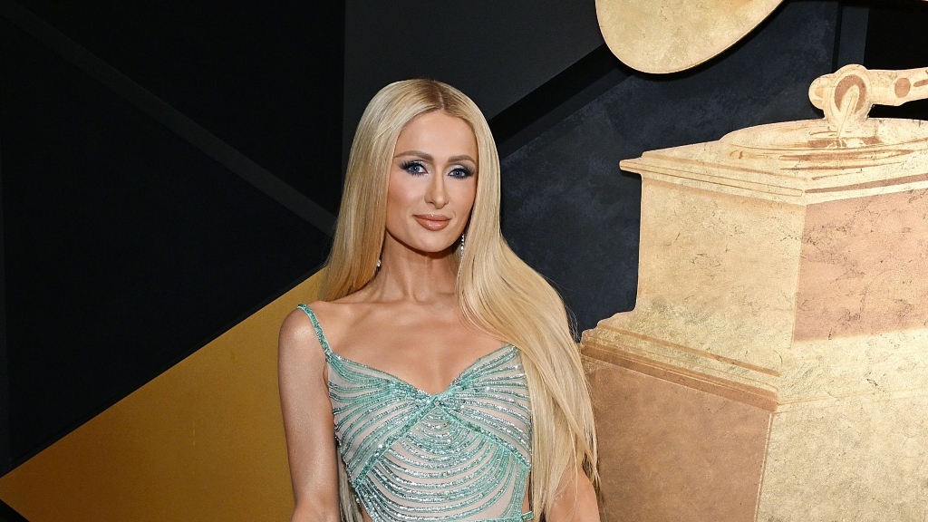 Paris Hilton se vistió de universitaria para enseñar «cómo ser sexy»