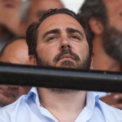 Víctor de Aldama en el palco del estadio Ruta de Plata durante un partido entre el Zamora CF y el Real Ávila.