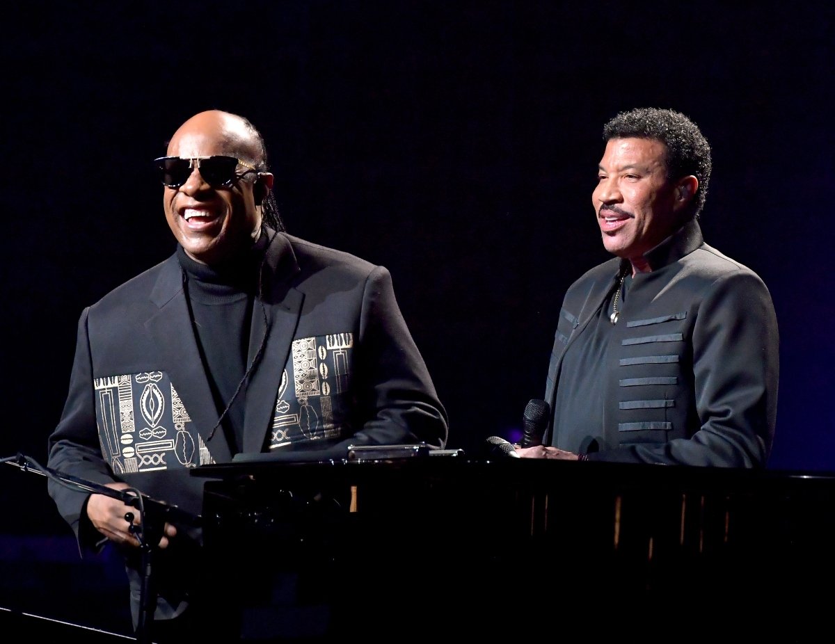 STEVIE WONDER NO ES CIEGO DEL TODO Stevie Wonder y Lionel Richie actúan en el vigésimo concierto benéfico anual House Full of Toys de Stevie, 2016