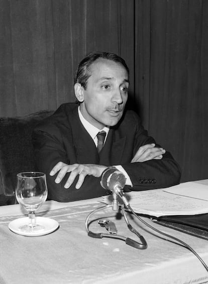 El escritor y presidente de la Asociación de Amigos de la India Salvador Pániker durante una conferencia, en torno a 1968.