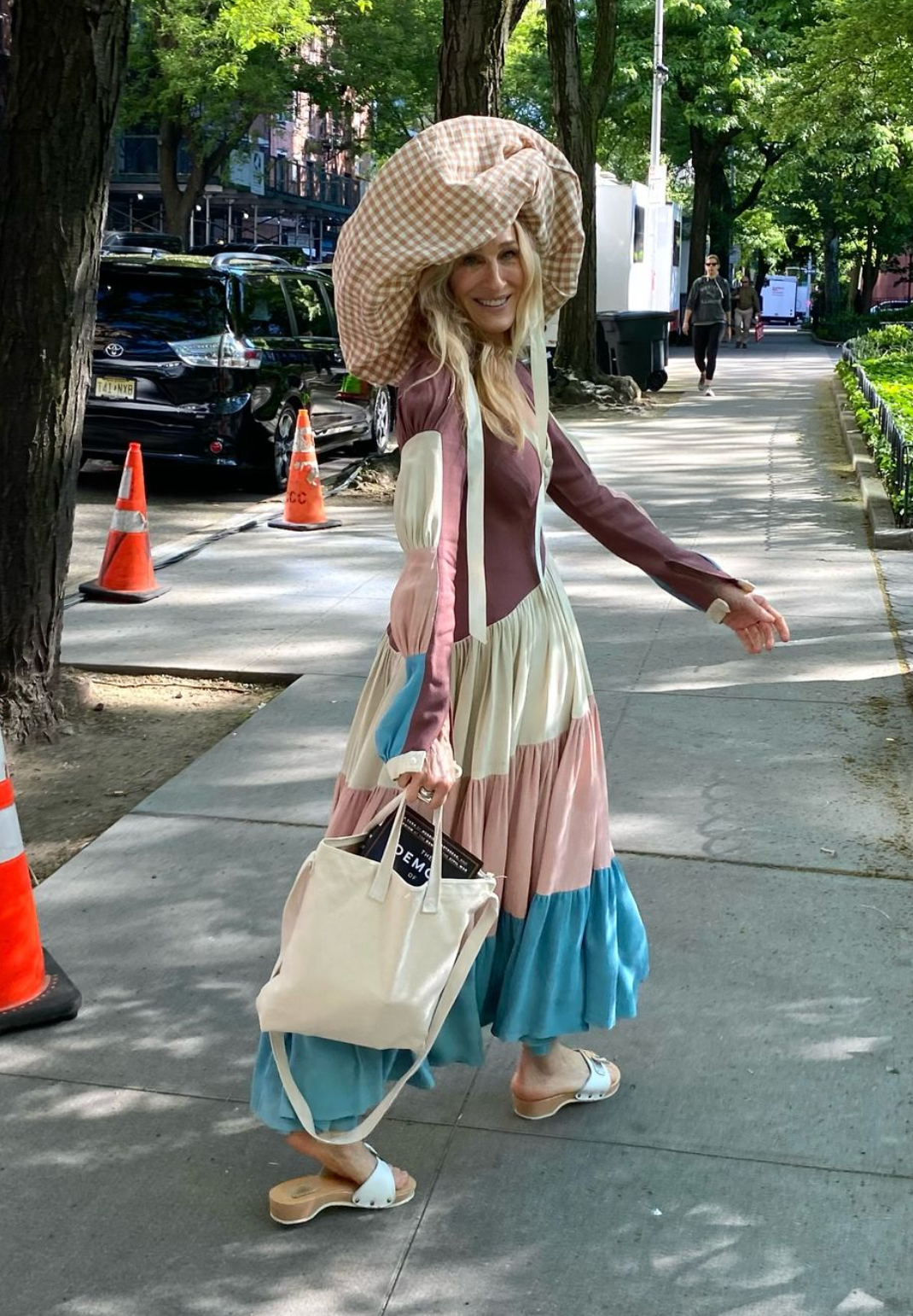 Sarah Jessica Parker con un sombrero XXL en And just like that