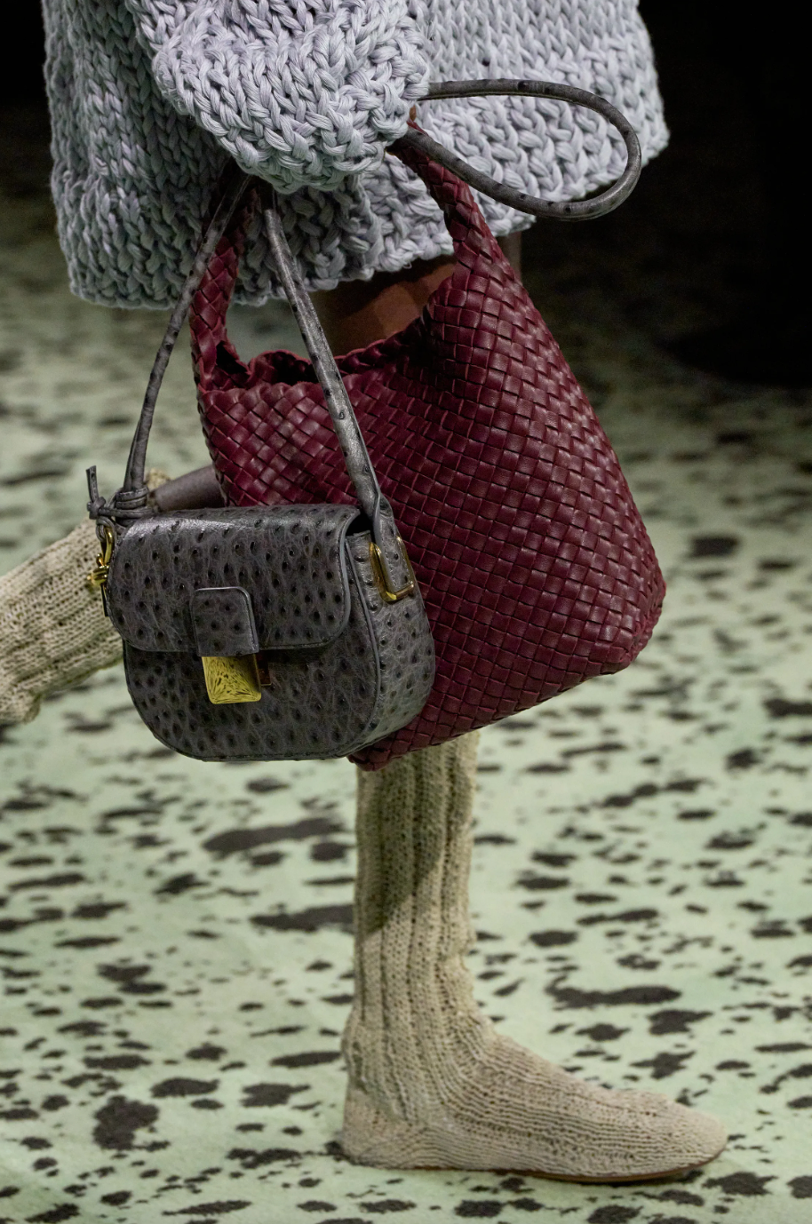 bottega veneta tambin apostó por el doble bolso
