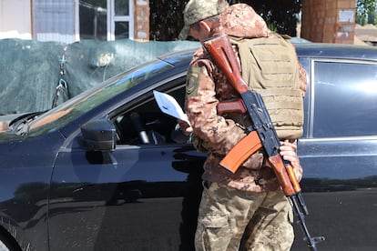 Soldado de la oficina de reclutamiento de Sumi, Ucrania, el 3 de mayo.