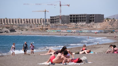 Un grupo de personas frente a las obras de un hotel en la playa de La Tejita (Tenerife), el 5 abril.