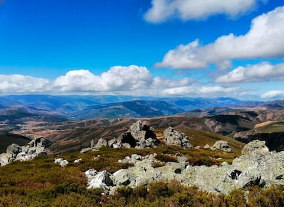 Vista desde lo alto del Teleno, con sus 2.188 metros, la cima más elevada de los montes de León.