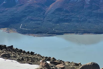 La mancha, al lado derecho de la imagen, en las aguas del Brazo Rico del lago Argentino.