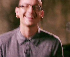 Chester Bennington sonriendo por haber creado Linkin Park junto a sus amigos.- Blog Hola Telcel