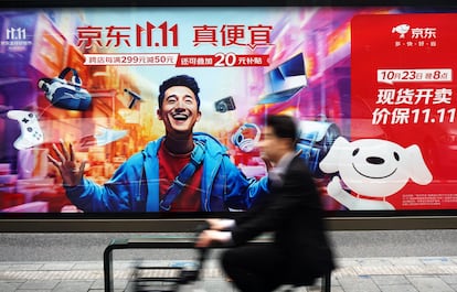 Un ciudadano junto a una campaña publicitaria en China el 11 de noviembre de 2023.