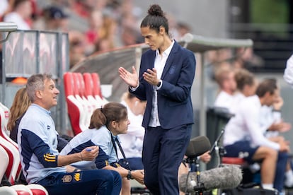 La entrenadora de la selección femenina Montserrat Tomé, durante el partido.