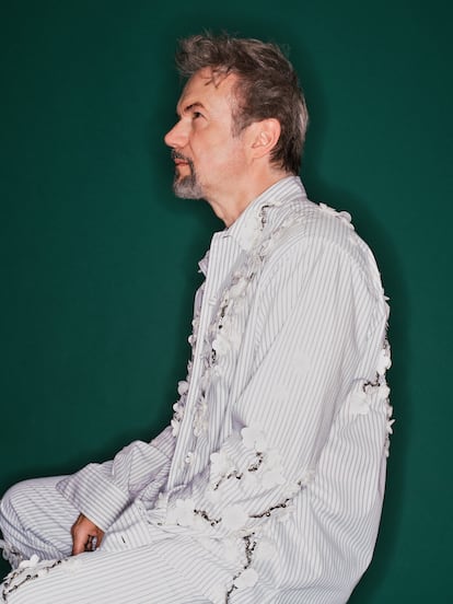 Ulloa posa en exclusiva para ICON con camisa Dolce & Gabbana.