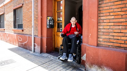 DVD 1213 (17/05/24) Reportaje sobre proyectos piloto que ensayan nuevas formas de cuidar. Francisco Castillejo con discapacidad, vivió en una residencia y ahora se ha mudado a un piso, gracias a un proyecto que le proporciona los apoyos necesarios para poder estar en casa. Zaragoza © Claudio Álvarez