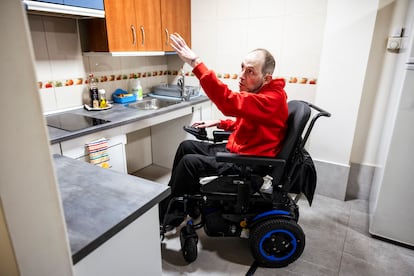 Francisco Castillejo, en la cocina del piso en el que vive, en Zaragoza.