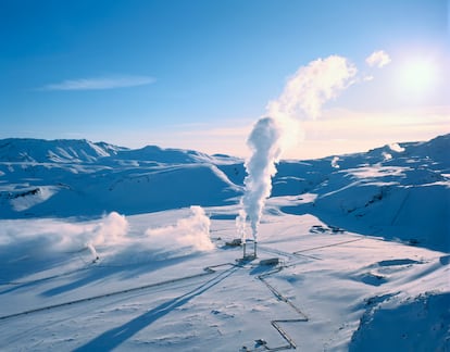 A la derecha, planta de geotermia profunda en Islandia.