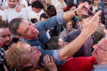 El presidente del Gobierno y secretario general del PSOE, Pedro Sánchez (centro), se hace una foto junto a una simpatizante en Los Alcázares (Murcia), el 31 de mayo. 