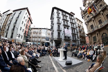 El presidente del Partido Popular, Alberto Núñez Feijóo (centro), interviene durante un mitin celebrado en la plaza del Ayuntamiento de Pamplona, el 30 de mayo.