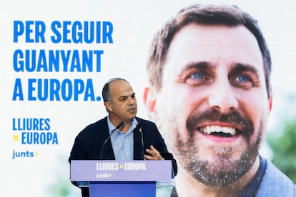 El exconseller Jordi Turull interviene en el acto de inicio de campaña de JxCat para las elecciones europeas en Barcelona, el 23 de mayo. Al fondo, una imagen de Toni Comín, candidato a las elecciones europeas.
