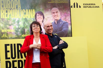 La candidata de ERC, Diana Riba, y Tomàs Molina, número dos de ERC en las listas, durante el acto de inicio de la campaña de las elecciones europeas celebrado en Barcelona, el 23 de mayo.