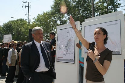 Andrés Manuel López Obrador, jefe de Gobierno de Ciudad de México, y Claudia Sheinbaum, secretaria del Medio Ambiente, en 2005.