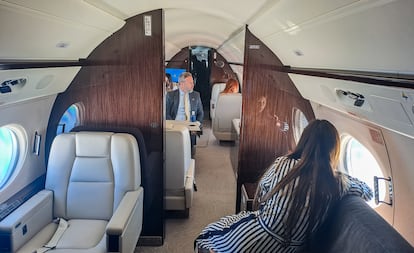 Interior del avión Gulfstream G550; al fondo, Alfredo Lisdero, cofundador de Welojets.