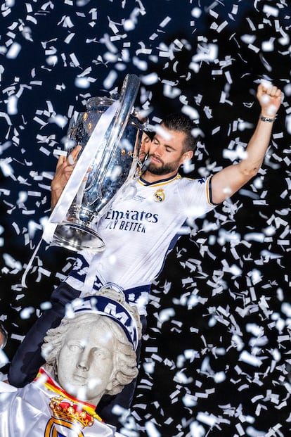 Nacho Fernández con el trofeo en lo más alto de Cibeles.