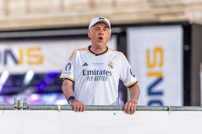 Carlo Ancelotti saluda a los hinchas del Real Madrid que se han acercado a Cibeles para celebrar la Decimoquinta Champions del conjunto blanco.