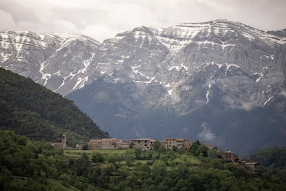 El pueblo de montaña Arsèguel, con 77 habitantes y a una altitud de 950 metros, y la sierra del Cadí, cuyo pico más alto es el Vulturó (2.648 metros).