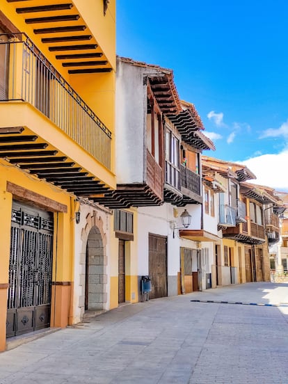 Una de las calles del centro del pueblo extremeño de Cabezuela del Valle.