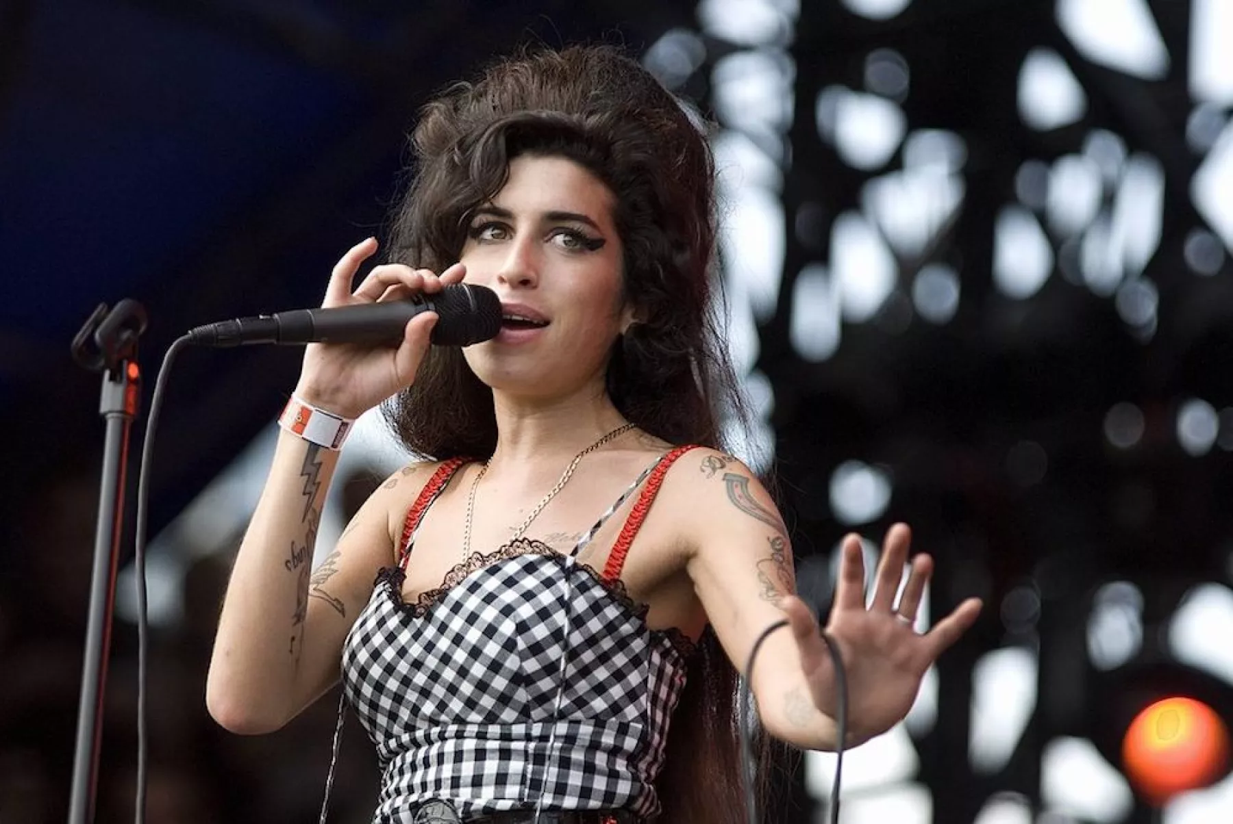 Amigo de Amy Winehouse destapa detalles del último y desastroso concierto