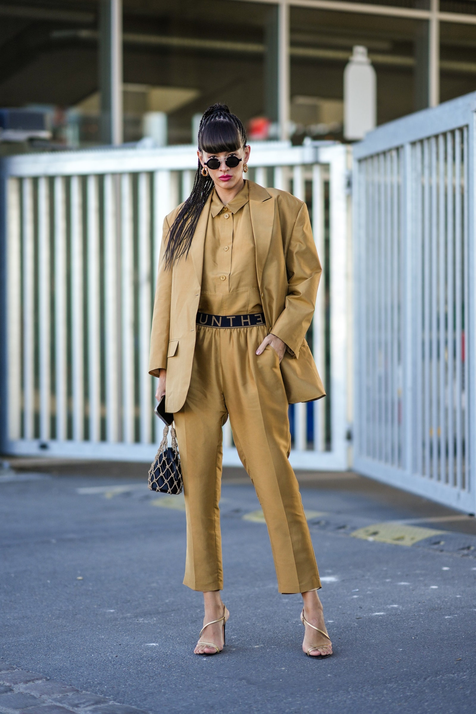 sandalias doradas con traje