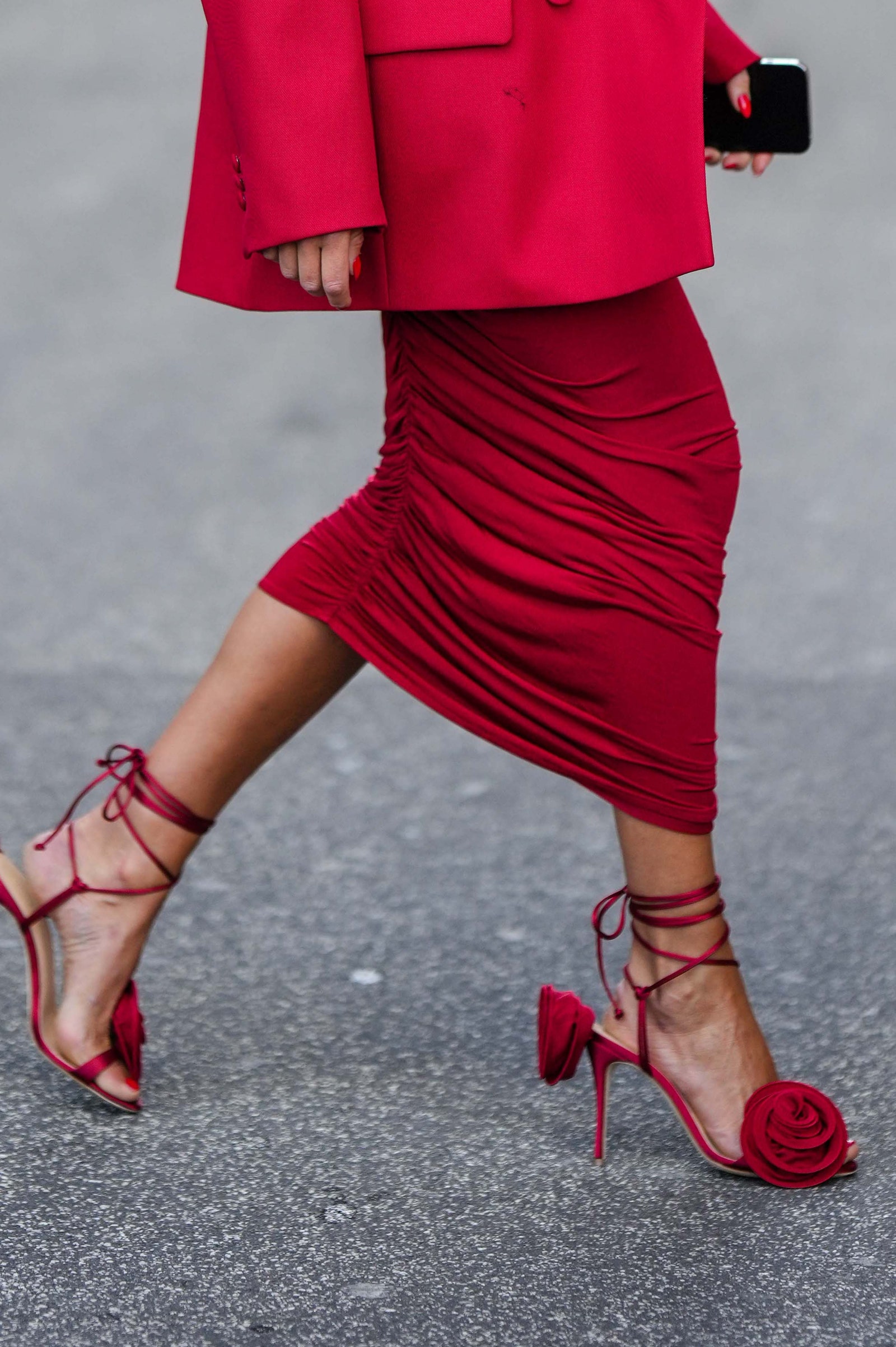 sandalias con flores tridimensionales una tendencia de verano 2024