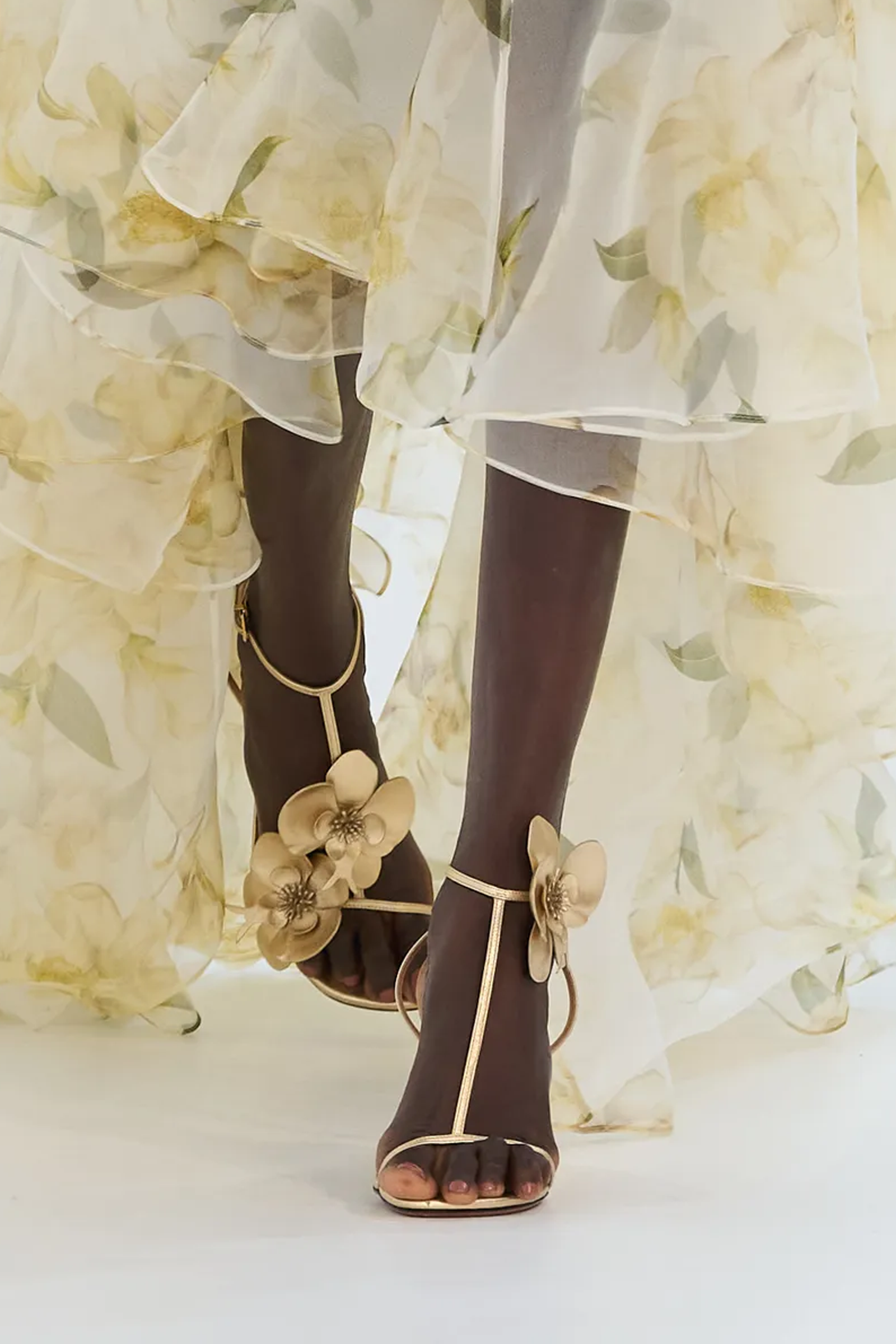 sandalias con flores tridimensionales una tendencia de verano 2024 vista en zimmermann