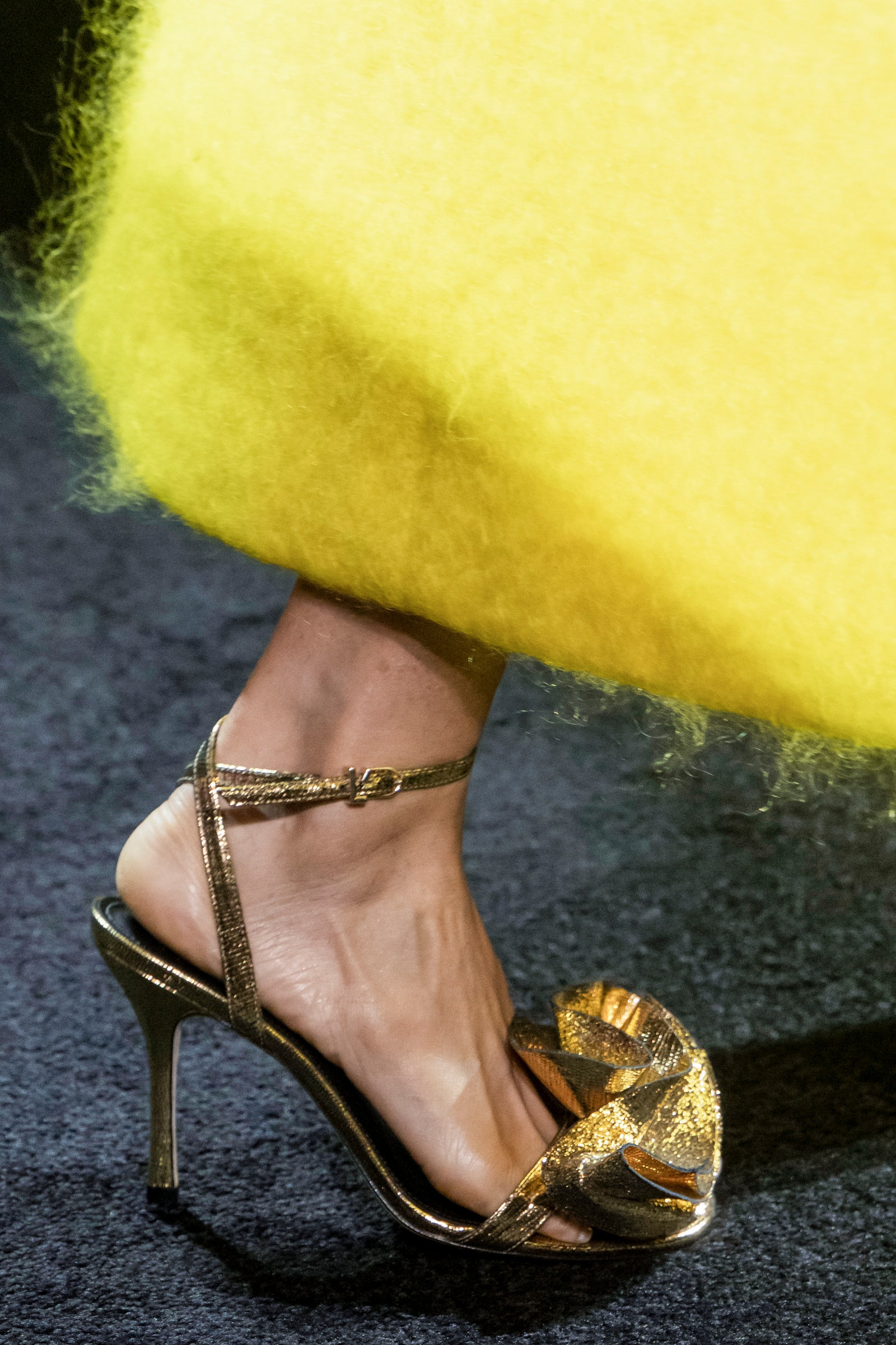 sandalias con flores tridimensionales una tendencia de verano 2024