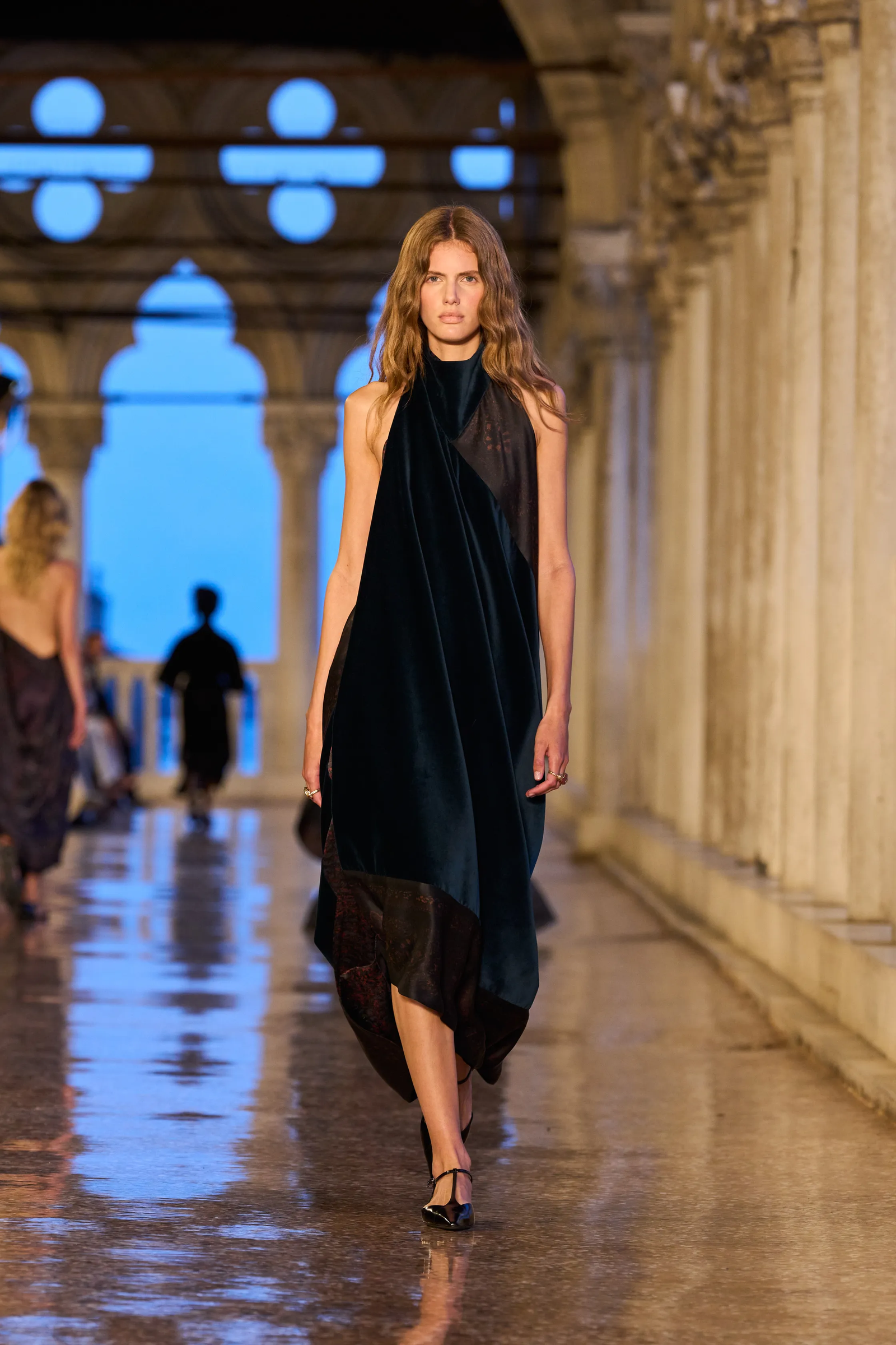 los zapatos salom sern tendencia según max mara crucero 2025