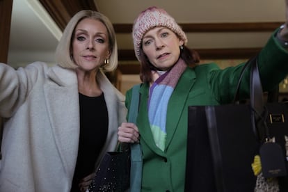 Jane Krakowski, una de las actrices invitadas de 'Elsbeth', con Carrie Preston, en un episodio de la primera temporada.