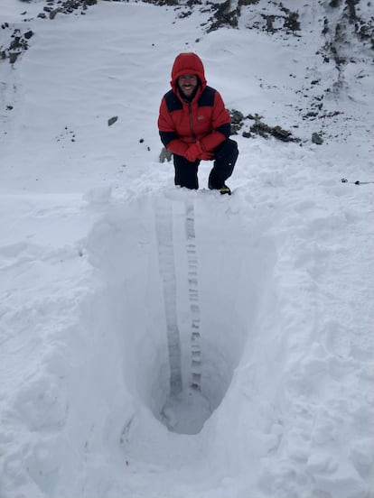 Nicolás González, exrayendo el hielo del glaciar Godwin-Austen (Pakistán).