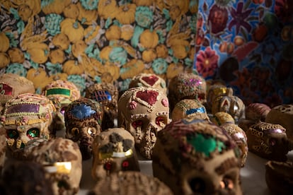Calaveras de azúcar tradicionales de México para el Día de los Muertos.